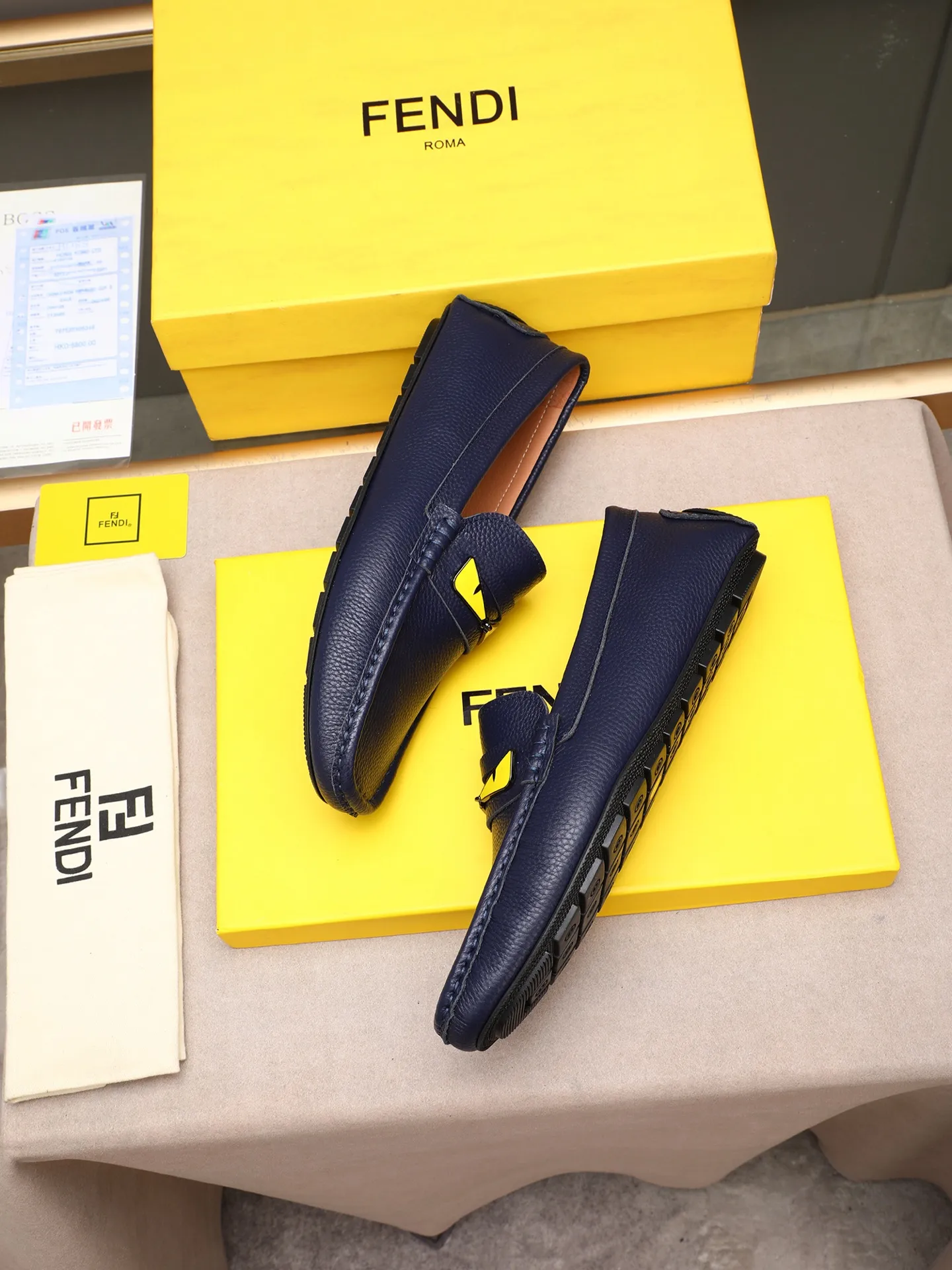 Men's shoes 💰400💰[FENDI] The little monster of Fendi F family, which is popular all over the world, is coming in a big way, the latest color, driving slip-on loafers, avant-garde and versatile fashion men's shoes, bun shoes, bean shoes👌👌👌 Private mold opening, 1:1 reproduction... The upper is made of first-layer cowhide, and the first-layer pigskin lining... is extremely comfortable, fashionable, simple, atmospheric and personalized [color] The side of the shoe is more refined, and the overall effect is handsome [ Turn in a circle][Turn in a circle]💭This hardware monster with eyes is not the popular version on the market🚳🚳Compared with the old model, it is more trendy, eye-catching and more classy🔰This summer, the little monster will subvert the old ideas and share the fashion with you🔱A must-have for fashionistas! Must keep it for yourself! Online outsole, high-end quality workmanship. Color: black, blue, white, red. Matching code: 38-44 (45 46 47 customized) (standard leather shoe size)